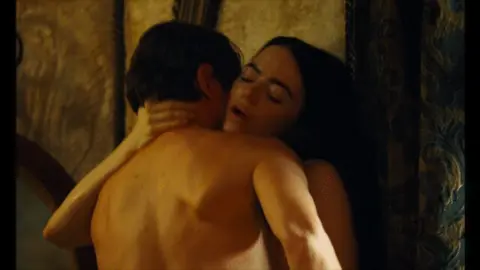 Emma en Poor Things. / RRSS