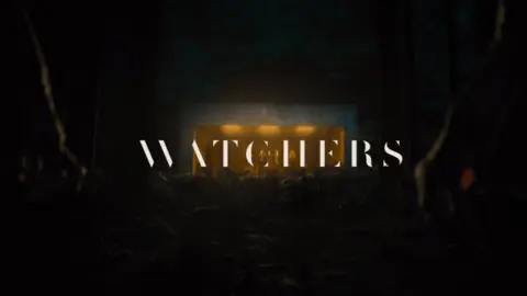 Dakota Fanning enfrenta un bosque irland&eacute;s en la pel&iacute;cula de Ishana Night Shyama. / Warner Bros. Pictures