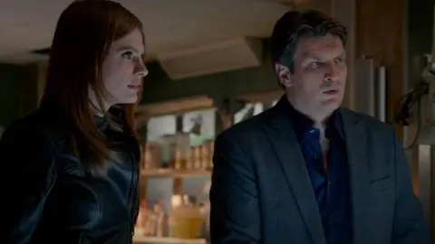 Nathan Fillion y Stana Katic en Castle (2009). / IMDb