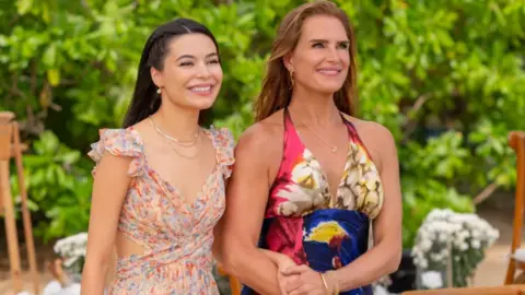 Brooke Shields y Miranda Cosgrove. / People