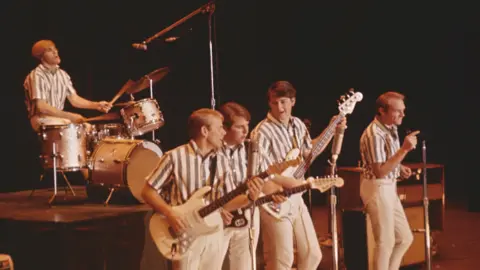 La banda The Beach Boys tendr&aacute; su documental. / Disney Plus