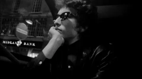 La pel&iacute;cula biogr&aacute;fica sobre Bob Dylan se llamar&aacute; A complete Unknown. / IMDb