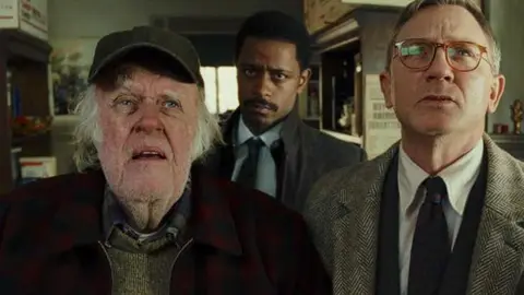 M. Emmet Walsh, Daniel Craig y LaKeith Stanfield in Pu&ntilde;ales por la espalda (2019). / IMDb