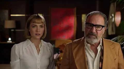 Mandy Patinkin y Violett Beane en La muerte y esas cosas (2024). / IMDb