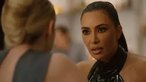 Kim Kardashian y Emma Roberts en American Horror Story. / RRSS.