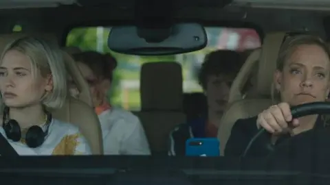 Henriette Steenstrup, Vivild Falk Berg, Ebba Jacobsen &Ouml;berg y  Jon Ranes en Perni (2021). / IMDb