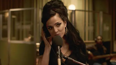 Marisa Abela interpretando a Amy Winehouse. / @BacktoBlackFilm