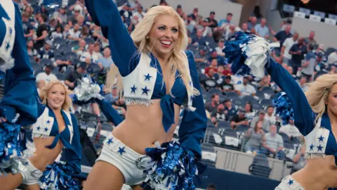 AMERICA'S SWEETHEARTS: Dallas Cowboys Cheerleaders. / Netflix