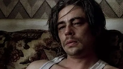 Fotograma de "21 gramos", con Benicio del Toro en primer plano