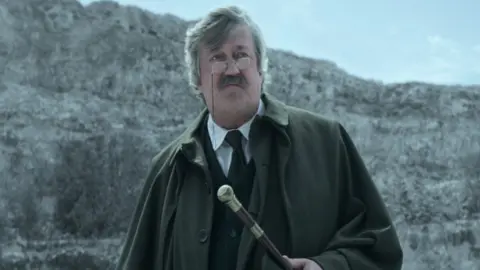 Stephen Fry en Sandman. / Netflix