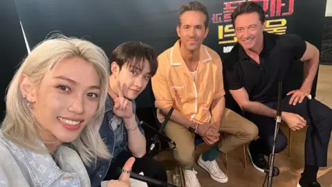 Stray Kids, Ryan Reynolds y Hugh Jackman. / RRSS