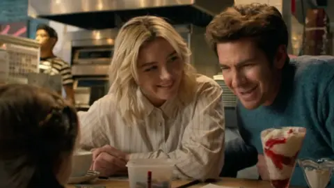 Florence Pugh y Andrew Garfield. / A24
