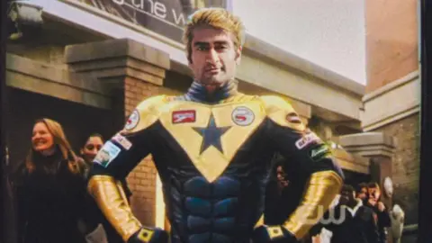 Kumail Nanjiani como Booster Gold. / Reddit