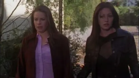 Holly Marie Combs y Shannen Doherty en Embrujadas. / IMDb