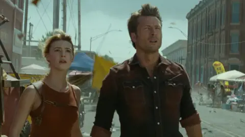 Daisy Edgar-Jones y Glenn Powell en Twisters. / RRSS