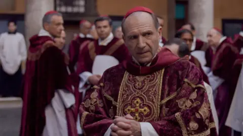 Ralph Fiennes en Conclave. / RRSS