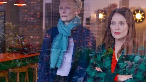 Tilda Swinton y Julianne Moore en La habitaci&oacute;n de al lado. / X.