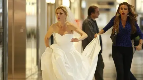 Julie Bowen y Sofía Vergara en Modern Family, serie. / IMDb