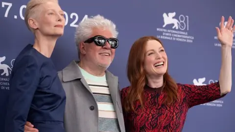 Tilda Swinton, actriz; Pedro Alm&oacute;dovar, director; y Julianne Moore, actriz. / @labiennale.
