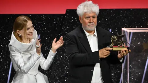 Pedro Almod&oacute;var triunfa en Venecia. / RRSS