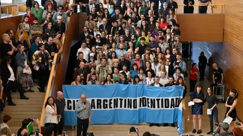 Manifestaci&oacute;n del gremio cinematogr&aacute;fico argentino en el Festival de San Sebastián. / sansebastianfestival.com