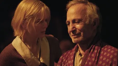 Fotograma de "Dogville", con Nicole Kidman y Ben Gazzara