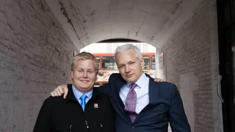 Siggi y Julian Assange. /  Filmin