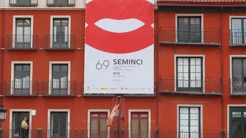 Plaza Mayor de Valladolid con cartel de la Seminci.