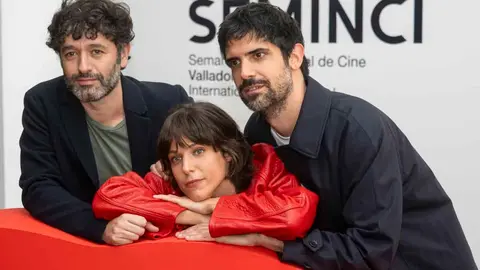 Rodrigo Sorogoyen, creador de Los años nuevos, junto a los actores Íria del Río y Francesco Carril. / Photogenic