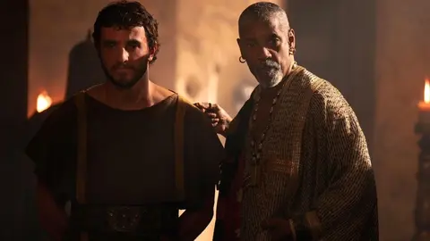 Fotograma de Gladiator II con Paul Mescal y Denzel Washington.