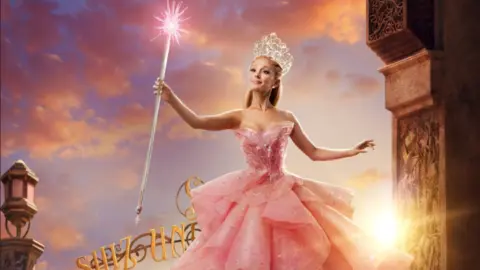 Ariana Grande como Glinda. / RRSS