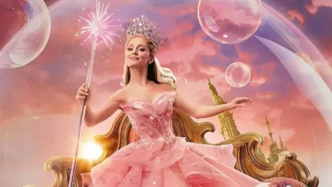 Ariana Grande como Glinda. / RRSS