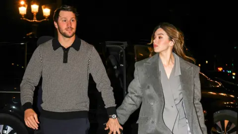 Hailee Steinfield y Josh Allen. / RRSS
