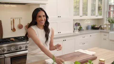 Meghan Markle en el tr&aacute;iler de With Love, Meghan. / Netflix.
