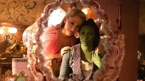 Ariana Grande y Cynthia Erivo. / RRSS
