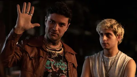 Omar Banana y Miguel Maldonado en Sin novedad (2021) / IMDb