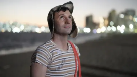 Pablo Cruz como Chespirito. / Max