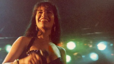 Selena en Selena y Los Dinos (2025) / IMDb
