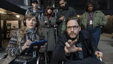Daniel Br&uuml;hl, Jessica Hynes, Aya Cash, Himesh Patel, Isaac Powell y Lolly Adefope en La Franquicia (2024) / IMDb