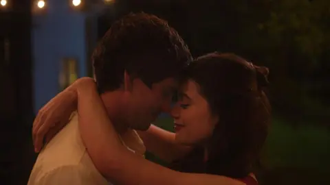 Logan Lerman y Molly Gordon en Oh, Hi! (2025) / IMDb