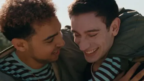 Archie Madekwe y Th&eacute;odore Pellerin en Lurker (2025) / IMDb