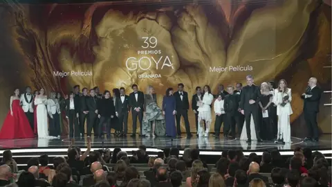 Los equipos de La Infiltrada y El 47 reciben el premio a Mejor Pel&iacute;cula en los Goya 2025. / X @PremiosGoya