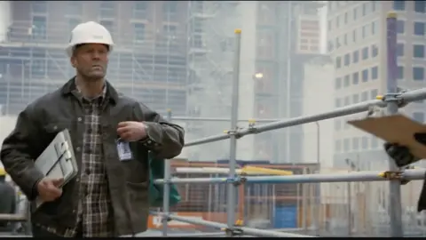 Un fotograma de la pel&iacute;cula A working man. / Mundiario.