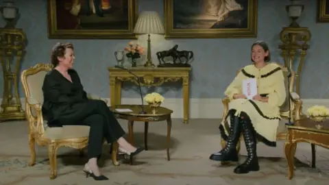 Olivia Colman y Emma Corrin. / Netflix