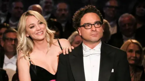 Kaley Cuoco y Johnny Galecki. / Max