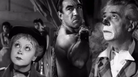 Una escena de la cl&aacute;sica pel&iacute;cula de Federico Fellini_ La Strada. /   Filmin