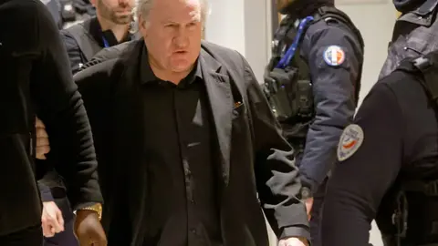 Captura de pantalla del v&iacute;deo de la llegada a los juzgados de Depardieu. / RRSS.
