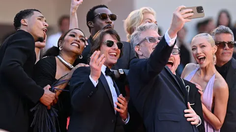 Tom Cruise junto al equipo de Misi&oacute;n: Imposible &ndash; Sentencia final. / @tomcruisse62.