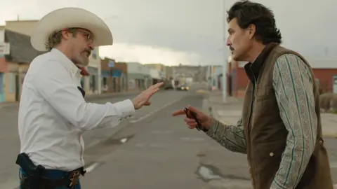 Pedro Pascal y Joaquin Phoenix. / IMDB