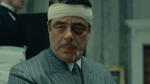 Captura de pantalla de La trama fenicia, con Benicio del Toro. / Mundiario.